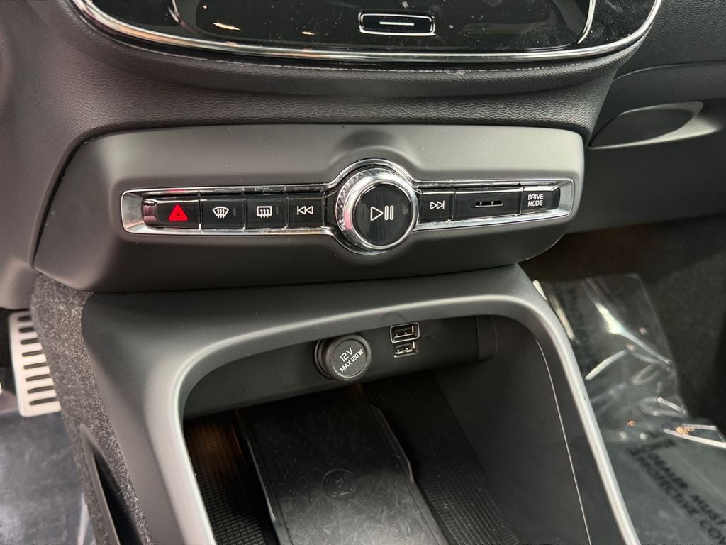 2022 Volvo XC40 R-Design